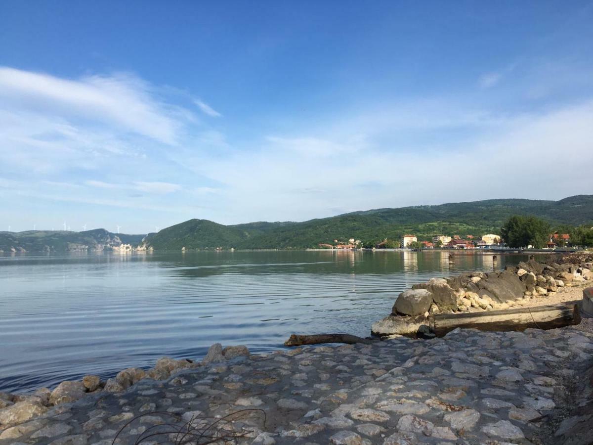 Apartmani Vidikovac Golubac Bagian luar foto